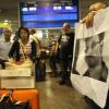 Journalisten zeigen Passagieren am Flughafen in Moskau ein Foto von Edward Snowden. Der Whistleblower war am Sonntag auf seinem Flug mit einer russischen Linienmaschine in der russischen Hauptstadt gelandet.