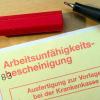 Der Gelbe Schein: Bei Arbeitsunfähigkeit gelten besondere Regeln hinsichtlich Arbeitslosengeld.