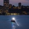 Ein Polizeiboot sucht den Hudson River nach dem abgestürzten Flugzeug ab.