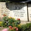 Das Grab von Generaloberst Alfred Jodl ist auf dem Friedhof auf der Fraueninsel im Chiemsee.