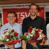 Jürgen Vogg (re.) und Thomas Seehuber (li.) bedankten sich bei Andreas Hedrich (2.v.l.) und Klaus Erlinger (2.v.r) mit zwei TSV-Feuerschalen. 
