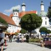 Etwa 30 Marktbuden standen vor der Kulisse des Klosters am Franziskanerplatz.