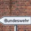 Ein Hinweisschild mit dem Schriftzug «Bundeswehr» steht auf dem Gelände einer Bundesliegenschaft in Stralsund.