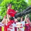 Nach dem Aufstieg ließ Ettenbeuren seinen Trainer Michael Groß hochleben. Jetzt geht es eine Stufe höher, in der Bezirksliga Nord, weiter. Foto: Ernst Mayer