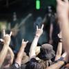 Metal-Fans tanzen während eines Auftritts der Band Mythraeum aus den USA vor der Bühne.