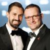 Aufgrund seiner sexuellen Orientierung musste sich CDU-Gesundheitspolitiker Jens Spahn (rechts) schon so manches anhören. Auf dem Bild ist er mit Ehemann Daniel Funke zu sehen.