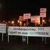 Rund 30 betroffene Egenhofer Bürger haben mit Transparenten vor der Sitzung des Kammeltaler Gemeinderats gegen den Straßenausbau in ihrem Ortsteil demonstriert. 