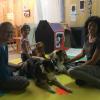 Angela Hänseler (rechts) trainiert mit zwei Kindern soziale Kompetenz. Unterstützt wird sie dabei von ihren drei Therapiehunden.