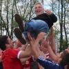 Die Dirlewanger Spieler lassen Werner Habigt nach dem Gewinn der Meisterschaft in der Kreisklasse hochleben. Der 56-Jährige führte den FSV von der A-Klasse in die Kreisliga.