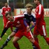 Derzeit kaum aufzuhalten: Alexander Müller (Mitte) und der VfR Neuburg führen die Tabelle der Bezirksliga Nord an.  	