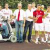 Strahlende Gesichter gab es beim SV Mering zu sehen. Mit der Mannschaften freuten sich Trainer Günter Bayer und Präsident Georg Resch (Mitte) sowie Abteilungsleiter Anton Kanjo (rechts) und der sportliche Leiter Stefan Kitzberger (zweiter von links). 