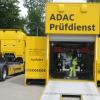 Der ADAC Prüfdienst untersuchte in Stadtbergen Autos auf Mängel.