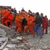 Noch ein Leben gerettet: Nach dem schweren Erdbeben im Osten der Türkei konnten Rettungskräfte bisher mehr als 180 Menschen lebend aus den Trümmern bergen. Foto: Tolga Bozoglu dpa