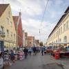 Was gab es da auf dem Altstadtflohmarkt in Nördlingen am Samstag nicht alles zu entdecken: Spielsachen, Kleider, Schuhe, Schmuck, Kunstgegenstände oder Körbe. Gerade am Vormittag war der Flohmarkt sehr gut besucht, die Besucherinnen und Besucher bummelten durch die Straßen. Unser Fotograf Josef Heckl war mit seiner Kamera unterwegs und hat einige Impressionen eingefangen.