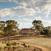 Peter Hardy ist durch die Serie "McLeods Töchter" berühmt geworden. Gedreht wurde die Serie im Westen des Barossa Valley nahe des Highways nach Adelaide.