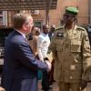 Boris Pistorius wird in Niamey von Salifou Modi, General der nigrischen Armee, begrüßt.