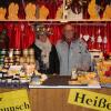 Waldtraud und Kurt Linke sind Imker aus Leidenschaft und bieten ihre Waren auf dem Weihnachtsmarkt in Weißenhorn an.
