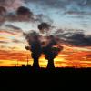 Idyllisch für die einen, gefährlich für die anderen: das Atomkraftwerk Gundremmingen bei Sonnenuntergang.