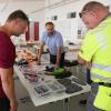 Feuerwehrleute lernten, was sie beim Löschen von E-Autos beachten müssen. 