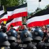 Knapp 23.000 Straftaten in Zusammenhang mit rechtem Gedankengut wurden 2022 gezählt. Das Bild zeigt Anhänger der rechtsextremen Kleinstpartei "Die Rechte" bei einer Demo in Kassel.