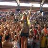 Nur noch mit Oberteil: Die deutsche Sängerin Mia Julia und ihre Fans im Bierkönig an der Playa de Palma.