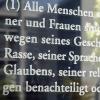 Der dritte Artikel des Grundgesetzes auf der Scheibe eines Berliner Bundestags-Bürohauses.  	