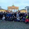 Das Vororchester der Stadtkapelle Wertingen auf großer Fahrt. Hier stellen sich die jungen Wertinger Musiker zum Erinnerungsfoto am Brandenburger Tor.