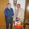 Erich Schafhaupt (links) feierte den 80. Geburtstag und Bürgermeister Karl Schlosser gratulierte.  	