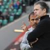 Augsburgs Manager Andreas Rettig (r) und Trainer Jos Luhukay wollen erstklassig bleiben. Foto: Julian Stratenschulte dpa