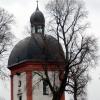 Die neu renovierte Laterne der Sebastianskapelle. An dem Denkmal wurde auch eine Stele angebracht, die an die römische Geschichte Aislingens erinnert. 
