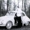 Locker lehnt Zlatko Novak aus Bobingen 1960 an seinem DKW 3-6, Typ F 91 Sonderklasse-Limousine, Baujahr 1955. Er hatte den Wagen gebraucht für 2000 D-Mark gekauft und hatte stets viel Freude mit ihm.