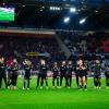 Die Spieler von Eintracht Frankfurt bedanken sich nach dem Spiel bei den Fans für die Unterstützung.