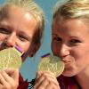 Franziska Weber (r) und Tina Dietze gewannen Gold im Zweier-Kajak.