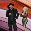 Garth Brooks und Dolly Parton sind die Gastgeber.