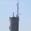 Dicht bestückt mit Mobilfunkantennen ist der Wasserturm bei Haberskirch. Jetzt will die Telekom gleich daneben noch einen doppelt so hohen Gittermast errichten lassen. Foto: Thomas Goßner