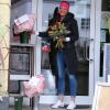 Die Floristin Simone Neumeier bindet auf Bestellung Blumensträuße und stellt diese zur Abholung durch ihre Kunden vor die Tür ihres Geschäfts. Damit ist ein kontaktloser Einkauf gewährleistet. 