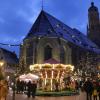 Auf dem Romantischen Weihnachtsmarkt in Nördlingen gibt es unter anderem ein Kinderkarussell.