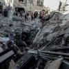 Palästinenser suchen nach einem israelischen Luftangriff nach Überlebenden.