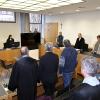 Im Prozess um einen mutmaßlich geplanten Ehrenmord an einer 16-Jährigen Jesidin aus Augsburg wurde das Mädchen für ihre Zeugenaussage per Video dazugeschaltet. 