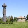 Die Franziskuskapelle mit dem großen Steinkreuz am Ortseingang von Gundremmingen: Das wäre der Ausgangspunkt für den Franziskuswanderweg, einen „Weg der Sinne“, um den es im Gemeinderat ging. 	