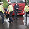 Polizisten tragen einen Demonstranten der Aktivistengruppierung "Letzte Generation" weg, der eine Hauptverkehrsstraße in Stuttgart blockiert hat.