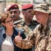Annegret Kramp-Karrenbauer (CDU), Verteidigungsministerin, bei einem Truppenbesuch im Irak. 