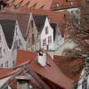 In der Landsberger Altstadt gibt es viele Baudenkmäler – mit besonders steilen Dächern. Sie gilt es zu schützen, was beim Umbau nicht immer ganz einfach ist.