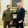 US-Präsident Joe Biden (r) trifft seinen ukrainischen Amtskollegen Wolodymyr Selenskyj im Oval Office des Weißen Hauses.