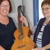 Monika Holzer (rechts) aus Langweid. Ihre Gitarre stammt aus Hirschbach. Diese Geschichte hat sie WZ-Redakteurin Hertha Stauch erzählt. 	