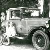 „Unser zweites Auto 1930“: ein Opel. Oldtimer-Liebhaber bezeichnen dieses Modell „Laubfrosch“.