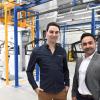 Fabian Dolde (links) und Hasan Yildiz sind die Geschäftsführer der Firma Stern und des neu gegründeten Unternehmens Eurotec. Stolz sind sie auf die hochmodernen Maschinen, die digitalisiert und vernetzt sind. 