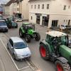 Aus dem Süden des Landkreises machten sich Landwirte zur Demonstration nach Günzburg auf und fuhren durch die Bahnhofstraße in Krumbach gen Norden.