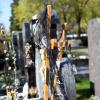 Bei Gräbern auf dem Nordfriedhof: In Augsburg soll es künftig auch erlaubt sein, Tote ohne Sarg zu bestatten.