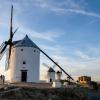 Die Windmühlen und die Burg von Consuegra auf dem Hügel Calderico  - die Region diente Miguel de Cervantes als Vorlage der Kulisse für „Don Quijote de la Mancha“. 